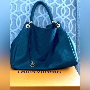 Louis Vuitton Monogram Artsy MM